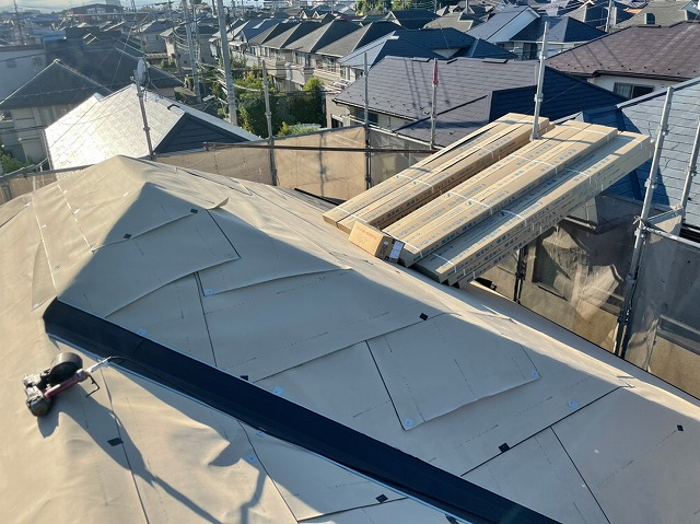 今回は川口市で屋根カバー工事のご紹介でした。　今回の屋根㎡数：　　　㎡ その他にも違う材料を使ったカバー工法をご紹介出来ればと思います。  TikTokで会社の日常もアップしております。下記リンクをクリック！！！　★絶賛バズり中★ アカウント名：バズルーフ  今後も会社の楽しい日常と工事に関してのブログをあげてまいりますので 応援・フォローよろしく～！！！